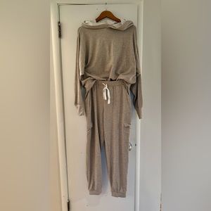 Bobi sweatshirt and cargo jogging pants set, size Med, tan.